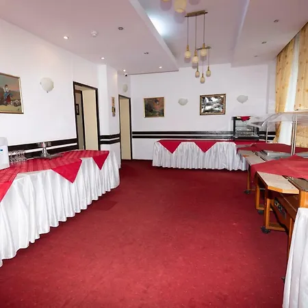 Miraj - Restaurant & Sauna & Biliard 호텔 4*